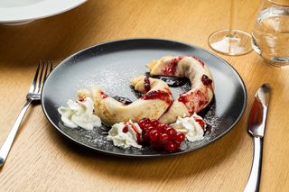 Clatite cu ciocolata/dulceata si frisca