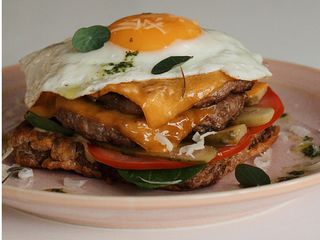 Біфштекс на бріоші з сиром чеддр