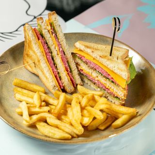 სენდვიჩი ჩედარით, ლორით და სალიამით