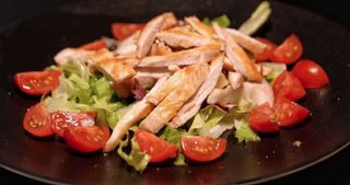 Straccetti di pollo con insalatina al taglio e pomodori