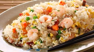 32 Riso saltato con gamberi e verdure