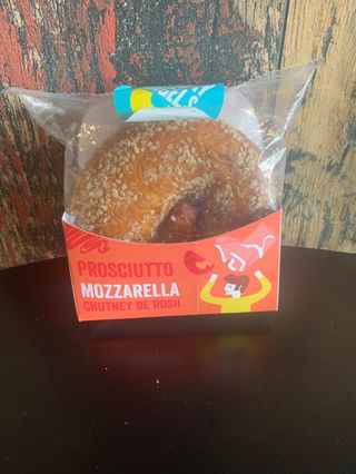 Bagel prosciutto mozzarella si chutney de rosii