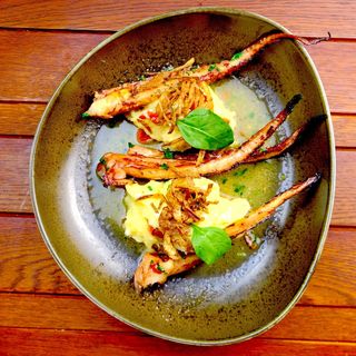 tentacule de calamar cu piure și sos de roșii 