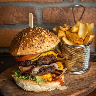 Triple threat burger meni