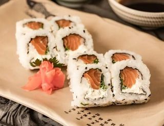 Uramaki Ahiru Con Queso Y Salmón (8 Pzs.)