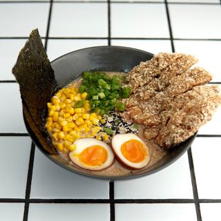 Кремовий рамен з свининою тонкацу