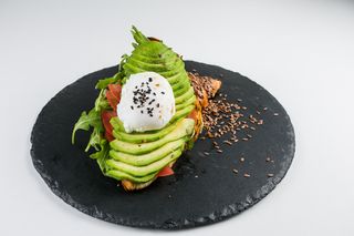 Croissant din făină integrală cu avocado și ou poșat