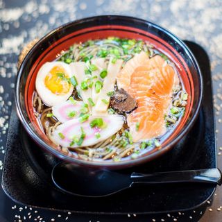 Shoyu ramen z łososiem