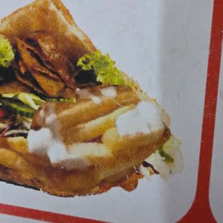 Kebab pollo ternera con ensalada con papas queso