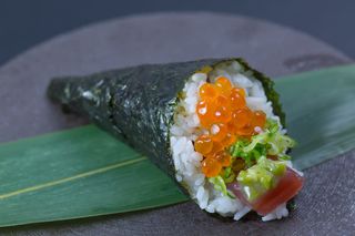 Maguro ikura temaki