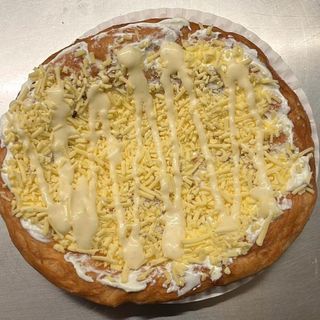 Langos unguresc cu smantana, mozzarella rasa si sos usturoi 250 gr