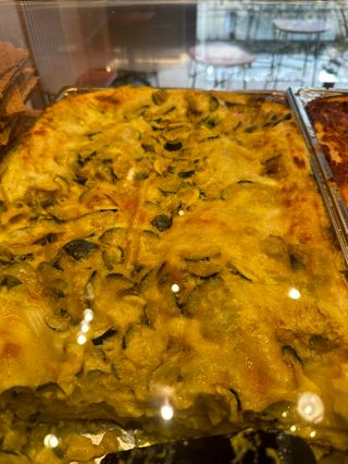 Porzione lasagna zucchine zafferano 