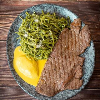 Tallarines verde con filete de ternera y papa a la huancaina