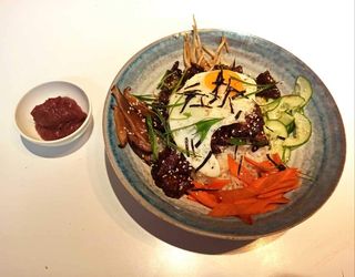 Bibim Bap ryż po koreańsku z wołowiną, jajkiem i warzywami