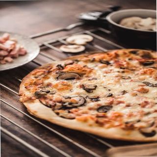 Pizza de bacon y champiñones (mediana)