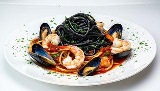 Spaghetti cu cerneala de sepie si fructe de mare