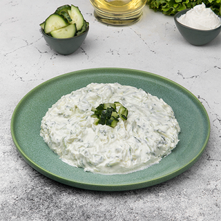 Քամած մածունով աղցան