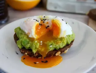 Huevo poché sobre base de aguacate