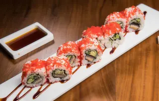 320. Uramaki unagi roll