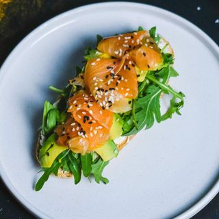 Bruschetta cu somon slab sărat și avocado