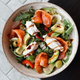 Салат з лососем та авокадо