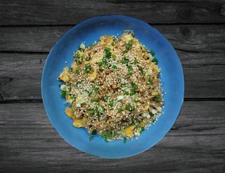 Рис смажений з яйцем та зеленню