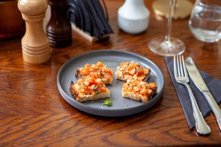 Bruschette cu roșii și busuioc