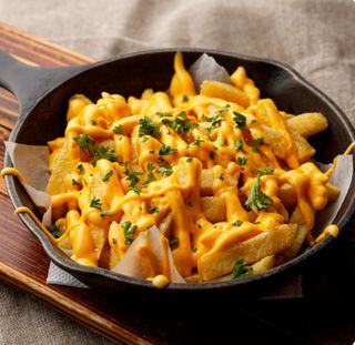 Patatas fritas con alioli casero y kerchup