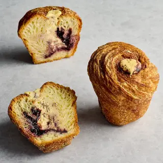 Cruffin cu cremă de brânză, masala chai și afine