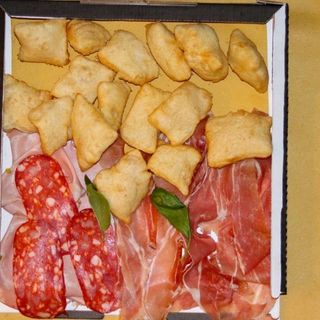 Chiacchiera con affettati