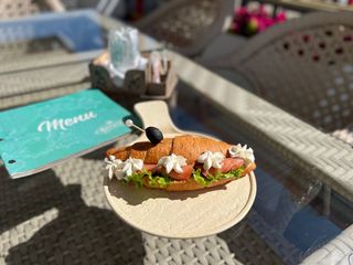 Круассан с копченым лососем и творожным сыром