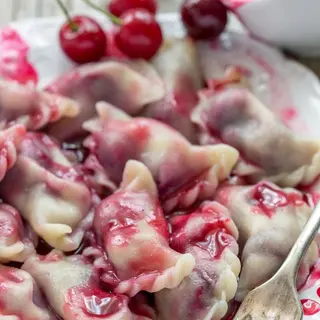 Pierogi z owocami 7 szt. polane kwaśną śmietaną z  cukrem
