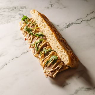 Focaccia de roast beef, pomodoro e mostarda