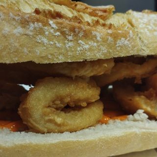 Medio Bocadillo De Calamar Bravo (25 Cm.)