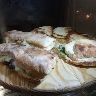 Saltimbocca - pancetta, provola, patatine, funghi