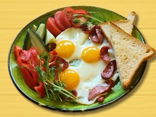 Яєчня з ковбасками та свіжими овочами (120/150g)