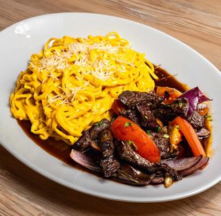 Tallarín a la huancaína con lomo saltado