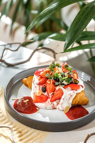 Croissant cu mousse de mascarpone și fructe