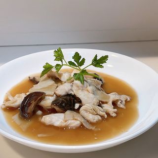 A44. POLLO CON FUNGHI E BAMBU 