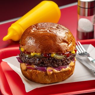 Бургер з яловичою котлетою