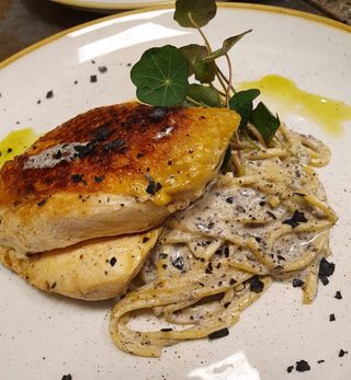 Pui cu paste si sos de trufe