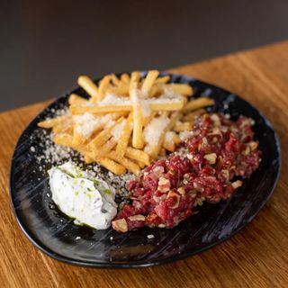 Tatar wołowy z frytkami
