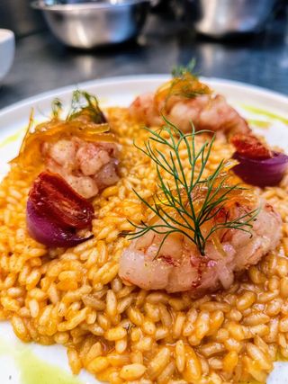 Risotto con bisque di gamberi, limone e tartare di gamberi