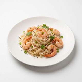 Spaghetti di riso con frutti di mare