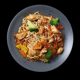 Локшина удон з куркою у соусі пад тай.