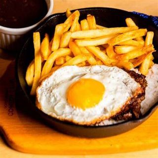 Cartofi prajiti cu ochiuri