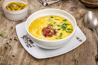 Ciorbă ardelenească cu afumatură și ardei iute murat