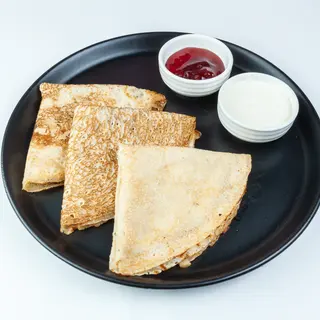 Блины с клубничным вареньем и сметаной