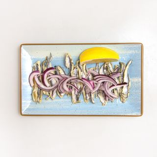 Маринован гаврос с червен лук и лимон