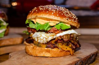 Tower Burger s krumpirićima